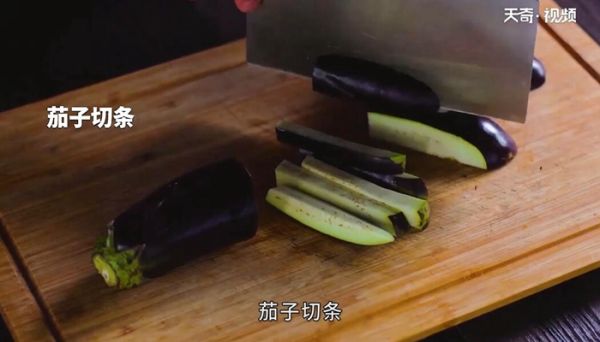 咸蛋黄烧茄子的做法 咸蛋黄烧茄子怎么做