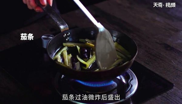 咸蛋黄烧茄子的做法 咸蛋黄烧茄子怎么做