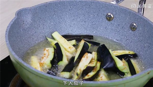 洋葱茄子炒肉怎么做 洋葱茄子炒肉的做法