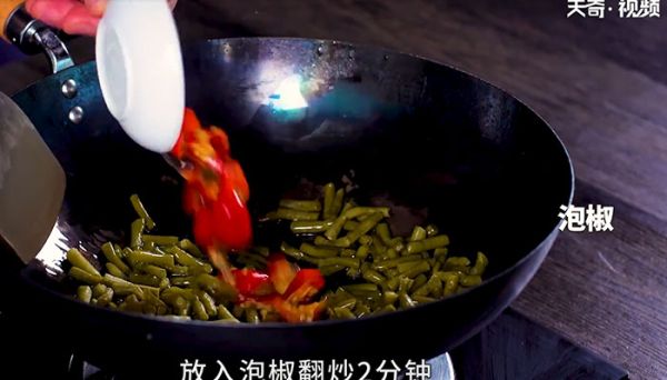 酸豆角焖小公鸡怎么做  酸豆角焖小公鸡的做法