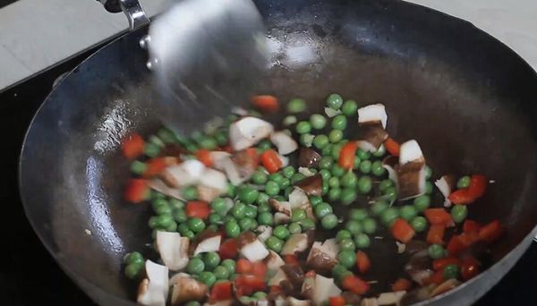 青豆炒香菇怎么做好吃 青豆炒香菇的做法