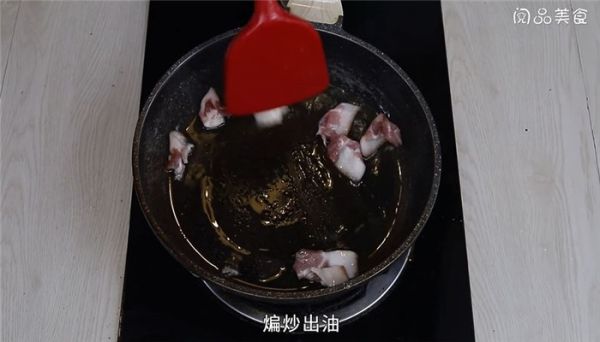 五花肉炒笋片胡萝卜怎么做 五花肉炒笋片胡萝卜的做法