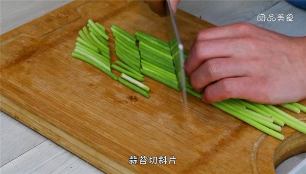 豆腐炒萝卜蒜苔怎么做 豆腐炒萝卜蒜苔的做法