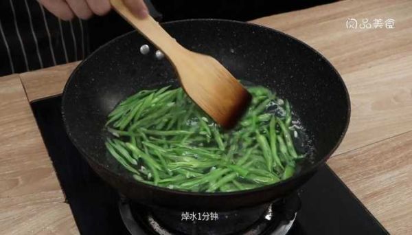 胡萝卜炒刀豆 胡萝卜炒刀豆的做法。