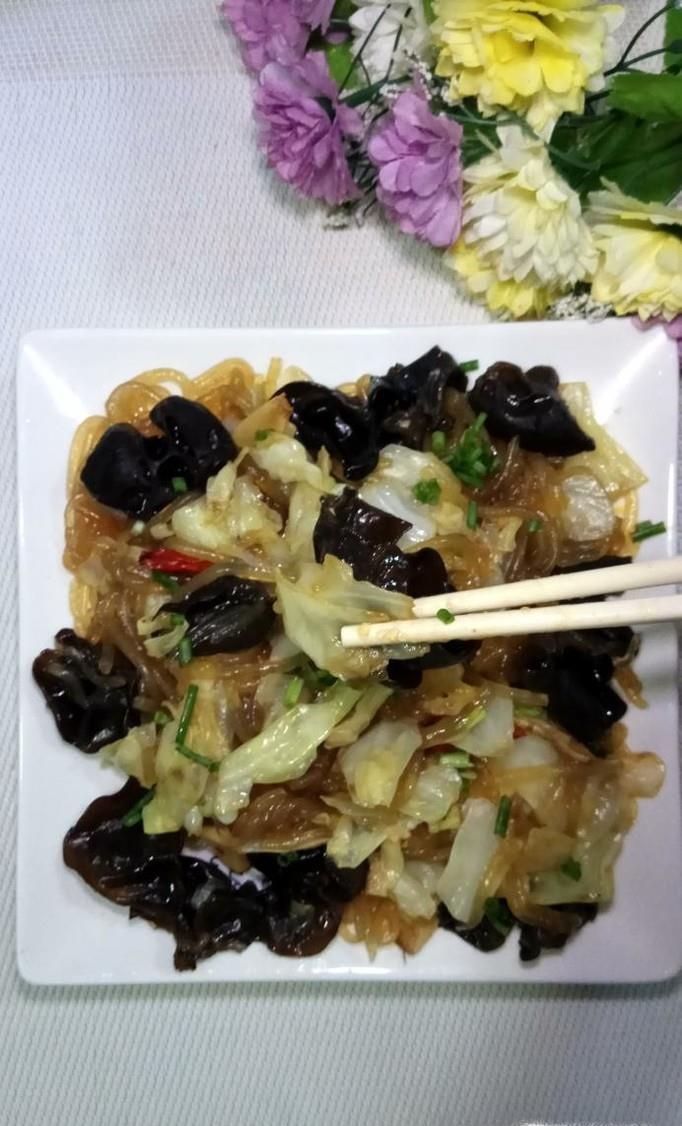 怎样做美味的包菜粉条炒木耳？