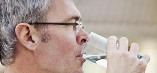多喝水能养生？专家提醒：6种情况下多喝水，反而是在养病