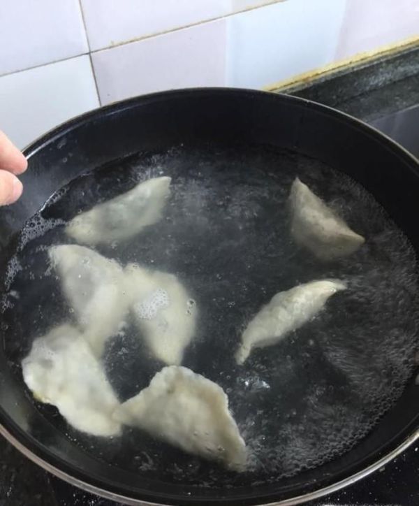 冰冻水饺怎么煎 速冻水饺能直接炸着吃吗？