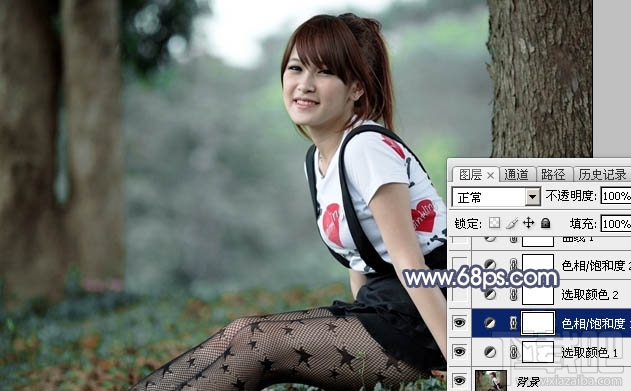 如何用Photoshop CC给树林美女图片加上流行暗调蓝红色